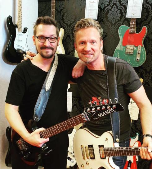 two fans, two guitars, two periods, 1 IDOL !