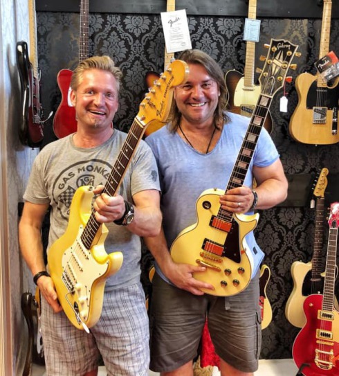 two fans, two guitars, two periods, 1 IDOL !