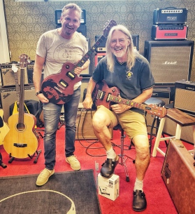 two fans, two guitars, two periods, 1 IDOL !