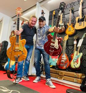 two fans, two guitars, two periods, 1 IDOL !