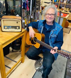 two fans, two guitars, two periods, 1 IDOL !